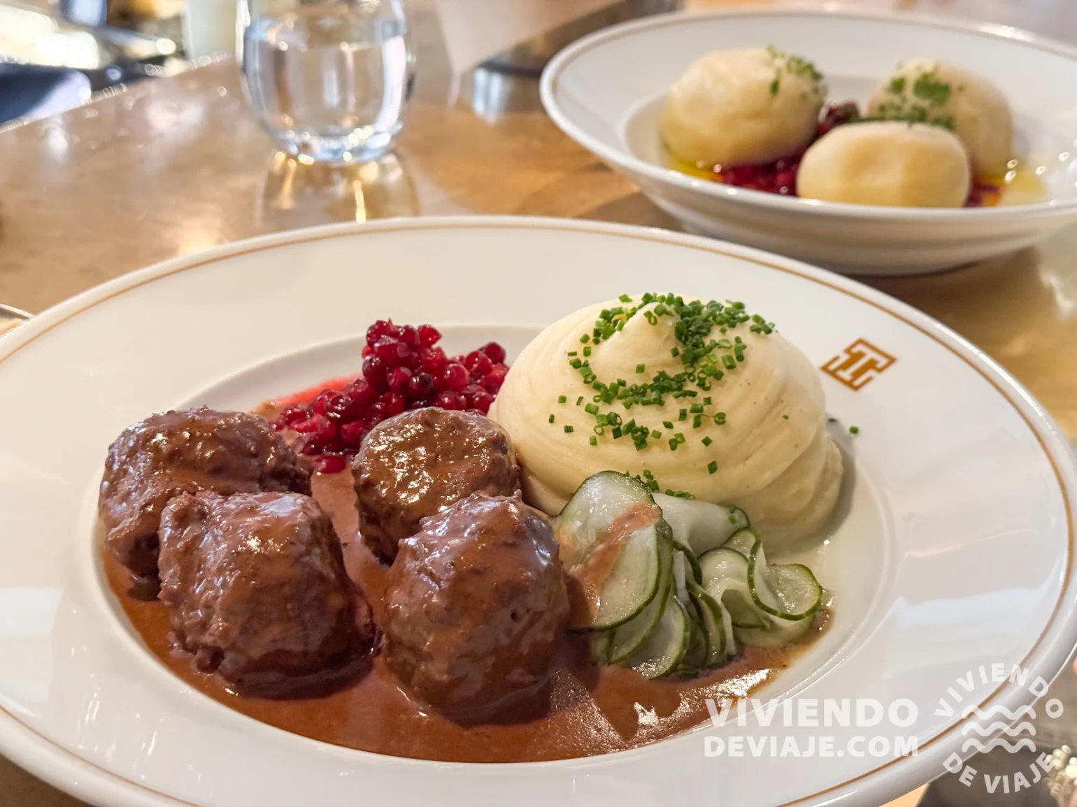 Köttbullar, las tradicionales albóndigas suecas y al fondo Kroppkakor | Comida típica de Suecia