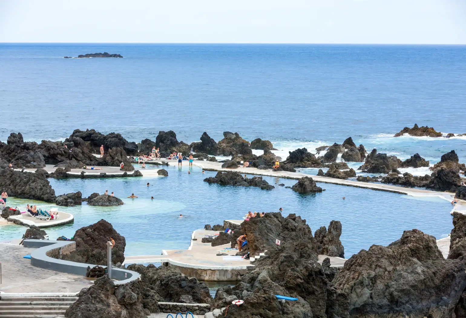 Alojarse en Porto Moniz, naturaleza salvaje y piscinas volcánicas en el norte de Madeira