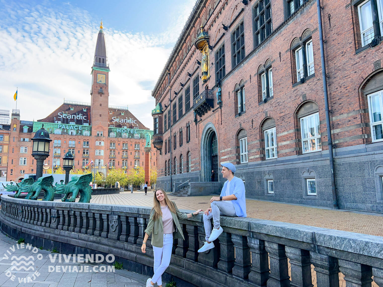 Ayuntamiento de Copenhague (a la derecha)
