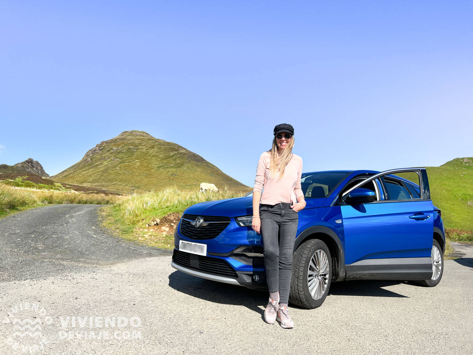 Coche de alquiler en la ruta por Escocia