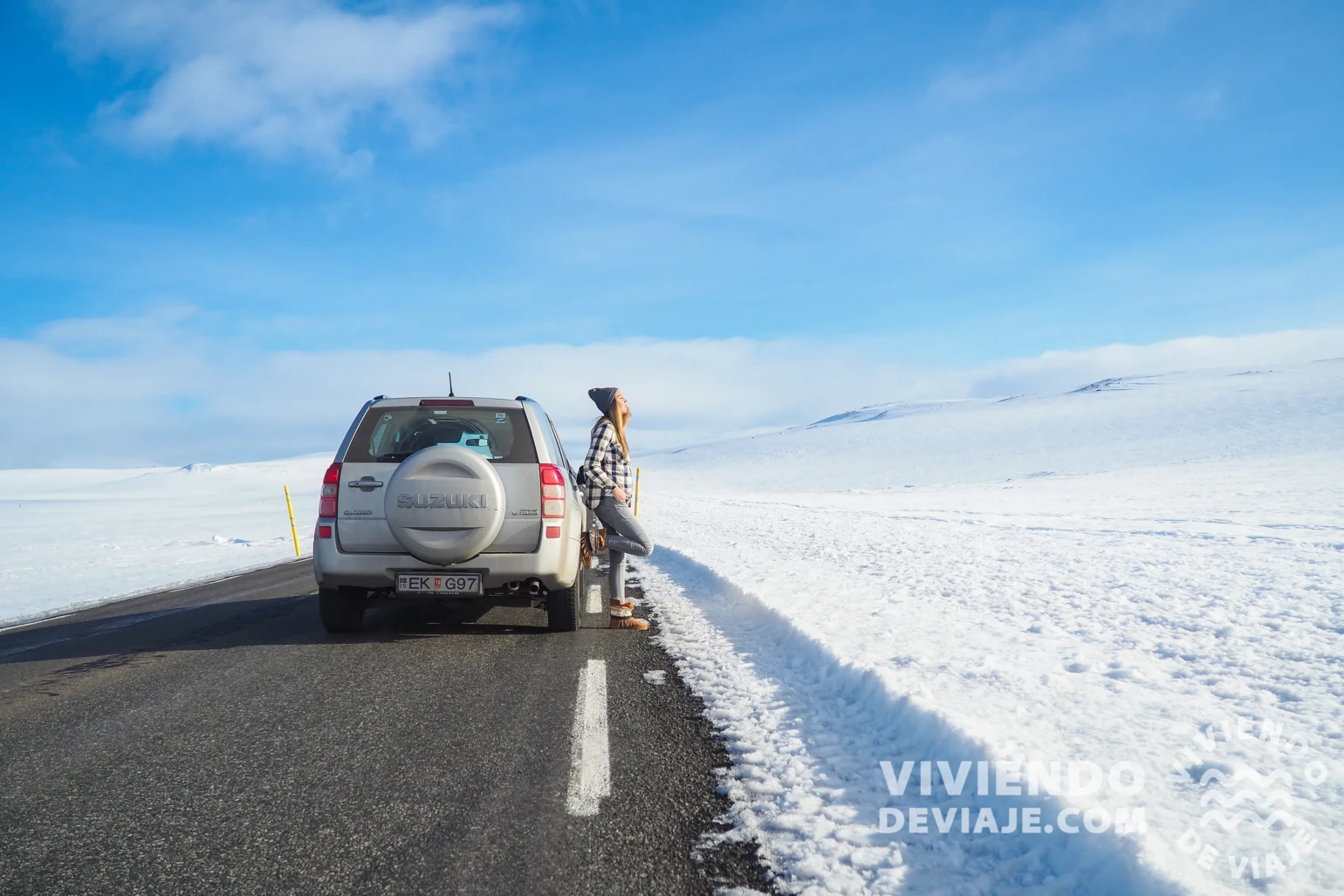 Coche de alquiler en la ruta por Islandia