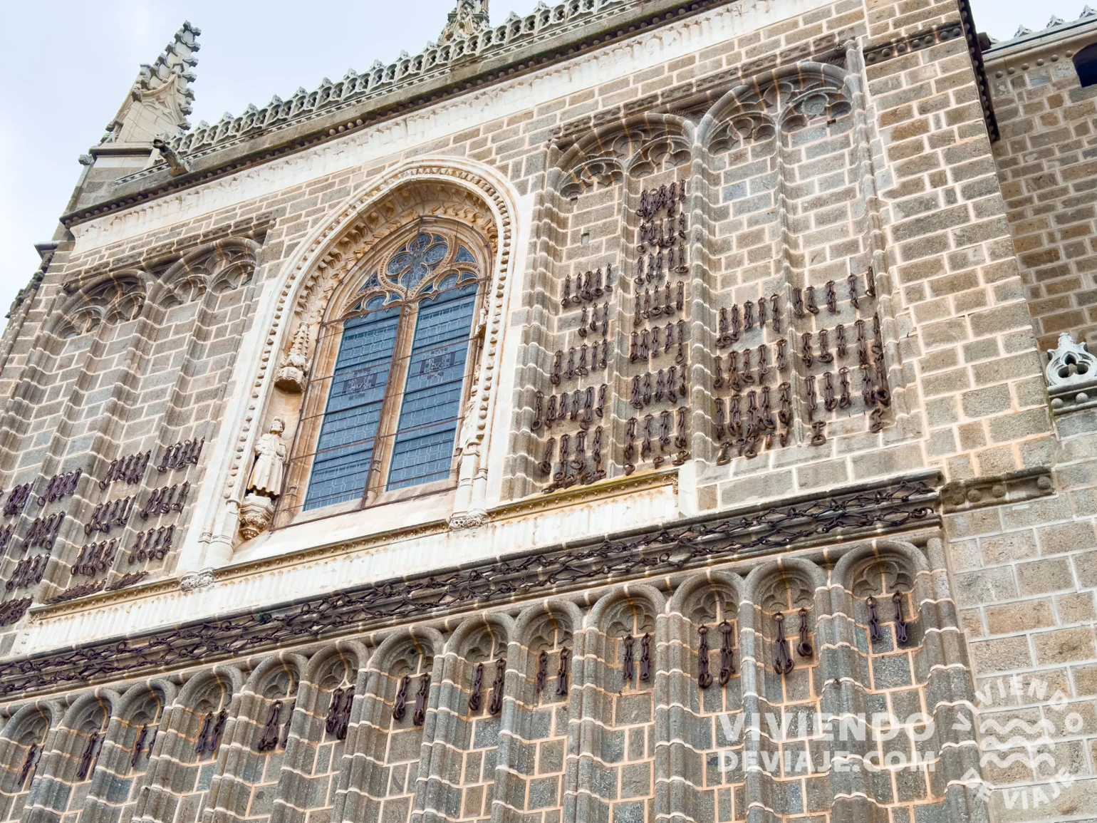 Cadenas en la fachada exterior del Monasterio de San Juan de los Reyes
