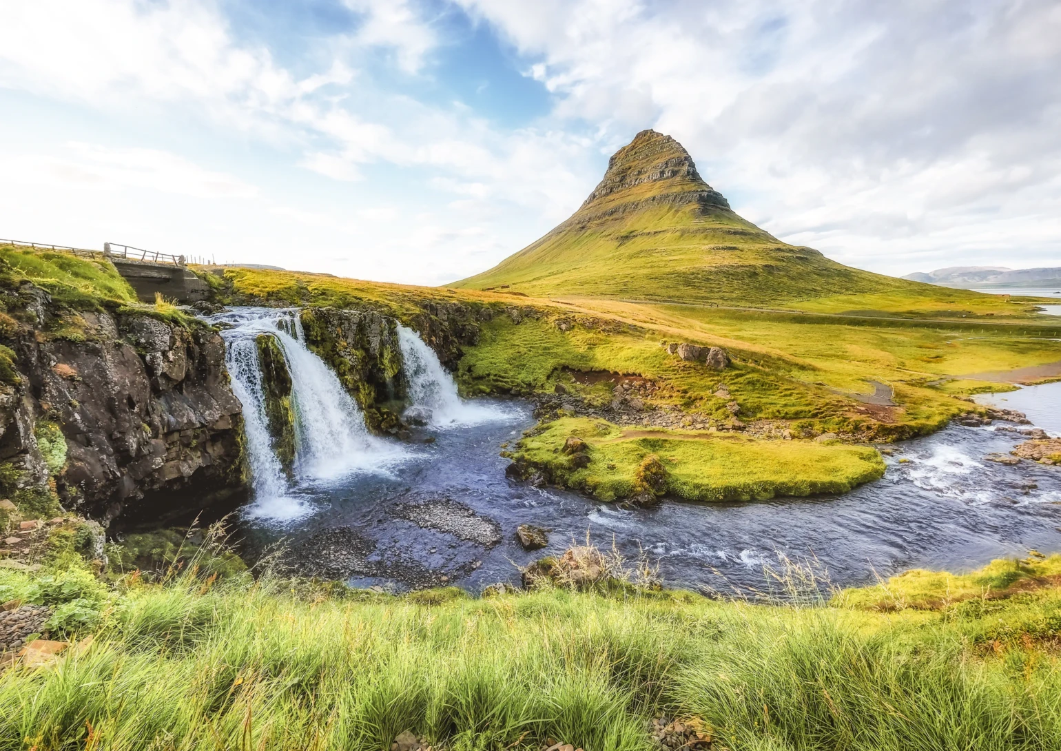Montaña Kirkjufell y la cascada Kirkjufellsfoss