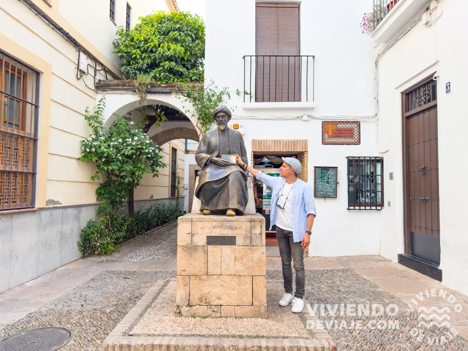 Plaza y estatua de Maimónides en Córdoba