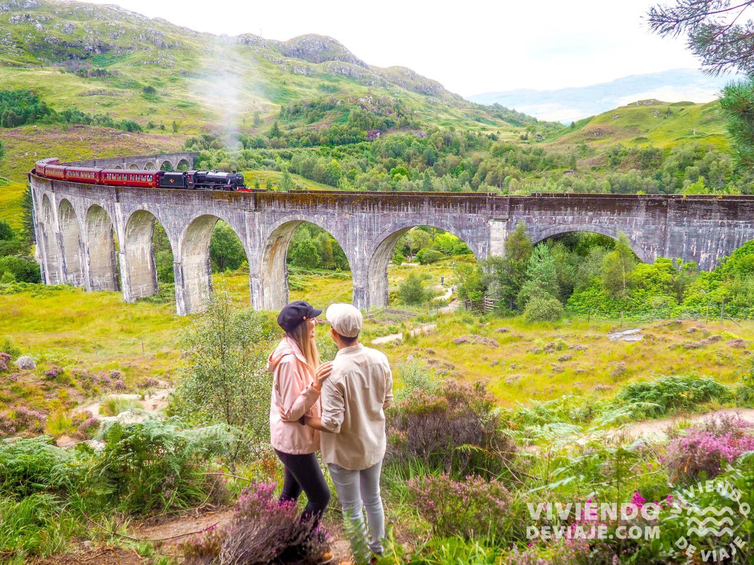 Tren de vapor Jacobite pasando por el Viaducto de Glenfinnan