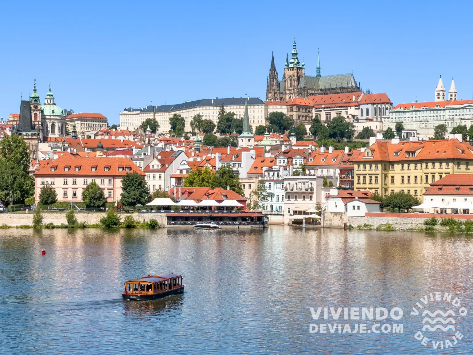 Vistas al Castillo de Praga desde el Puente de Carlos